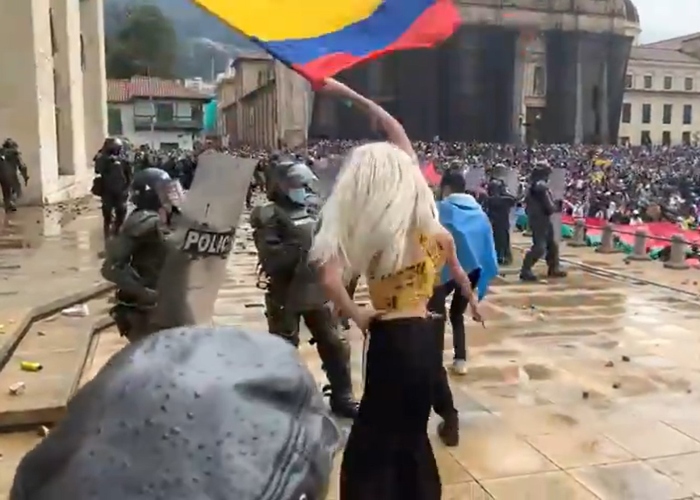 VIDEO: El miedo que sintió la policía ante el provocativo baile de los trans