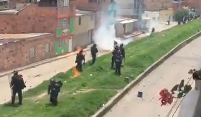 VIDEO: Desadaptado prende fuego a agente del ESMAD
