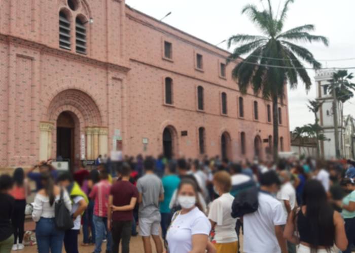Las largas filas para entrar a la Basílica de Buga