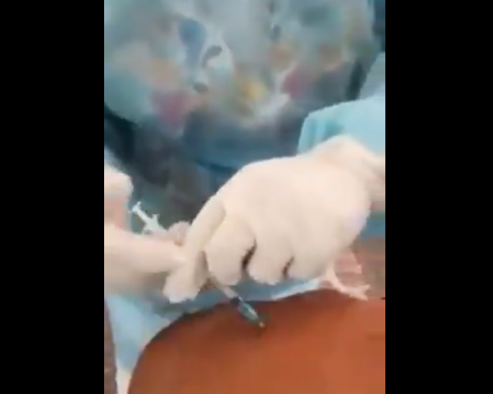 ¿Se robaron la vacuna? Denuncian con video presunto nuevo caso de falsa dosis