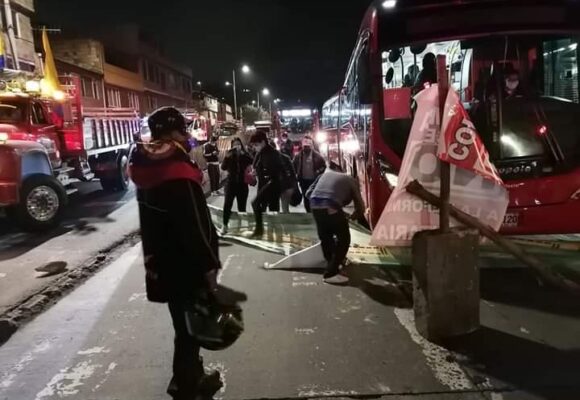 Suba nunca falla: bloqueos en Transmilenio y manifestantes acosados por el ESMAD