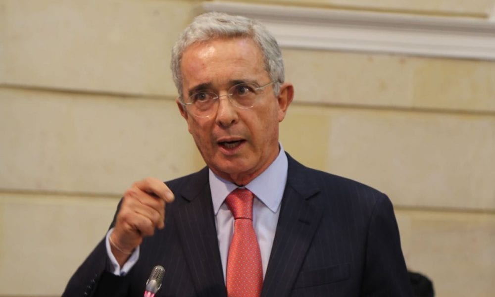¡Dejen la paranoia!: Uribe no hizo tumbar las tendencias de Twitter