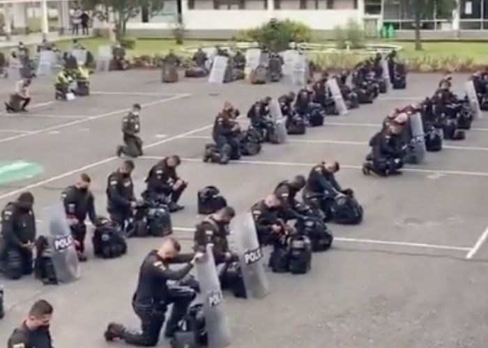 El miedo que nos da ver a los gorilas del ESMAD rezando