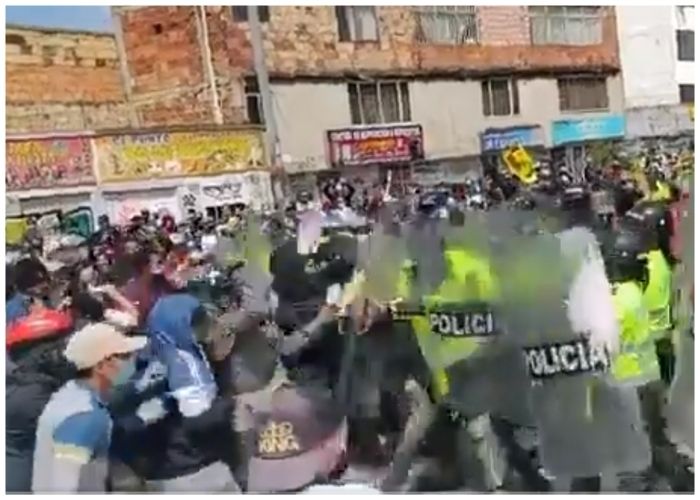 VIDEO: A pata, bolillo y puño la policía ataca a manifestantes en Suba