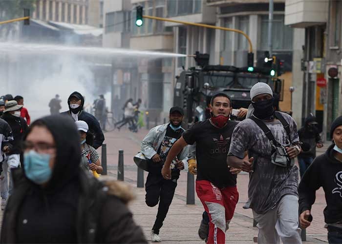 Satanizar la protesta: el mandado que deben cumplir Caracol y RCN