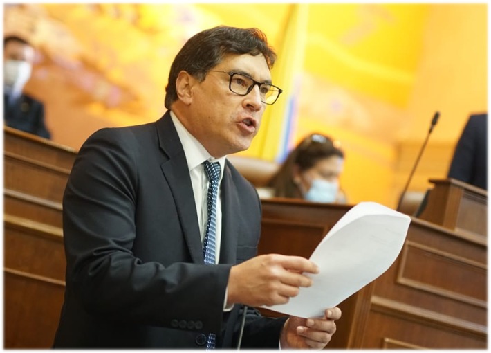 Álvaro Prada siguió los pasos de su jefe Uribe: renuncia para sacarle el cuerpo a la Corte Suprema