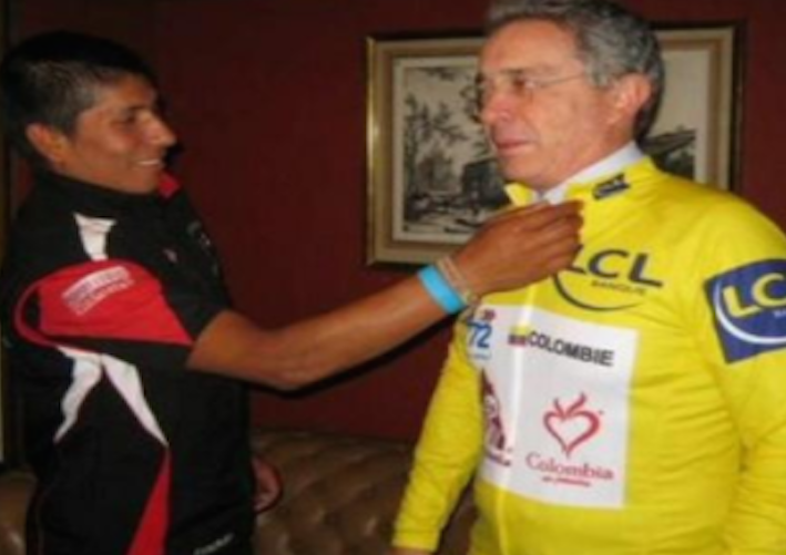 Foto de Nairo Quintana con el presidente Uribe en 2010