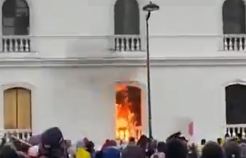 Manifestantes lanzan bombas incendiarias a alcaldía de Popayan. VIDEO