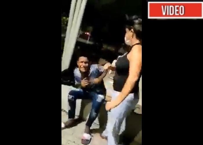 VIDEO: Tunda de madre a hijo protestante detenido por la policía