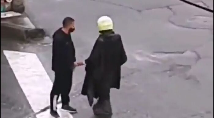  - VIDEO: ¿Qué le entregó un policía a manifestante vestido de negro en Tunja?