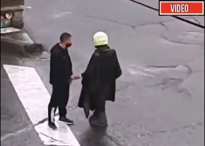 VIDEO: ¿Qué le entregó un policía a manifestante vestido de negro en Tunja?