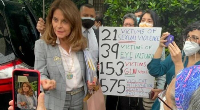  - Martha Lucia es recibida por protestantes en embajada en Washington