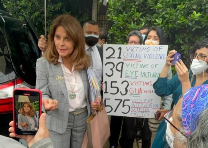 Martha Lucia es recibida por protestantes en embajada en Washington