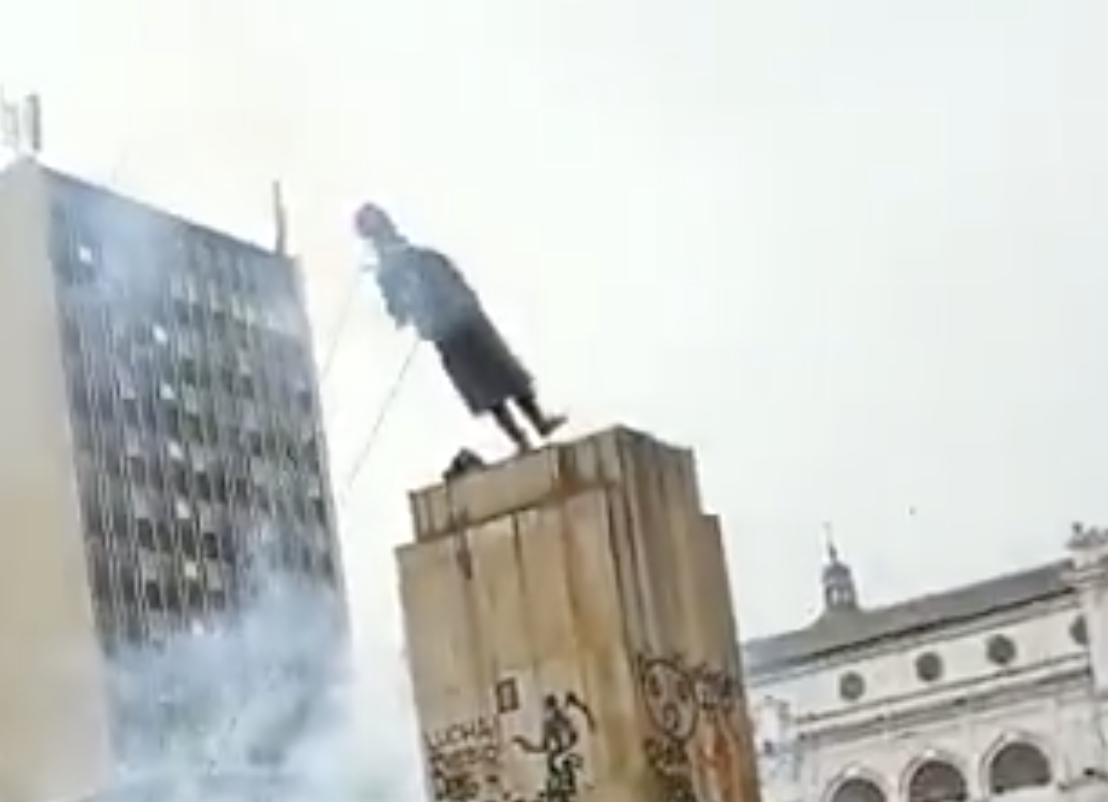 En Pasto derribaron la estatua de Antonio Nariño