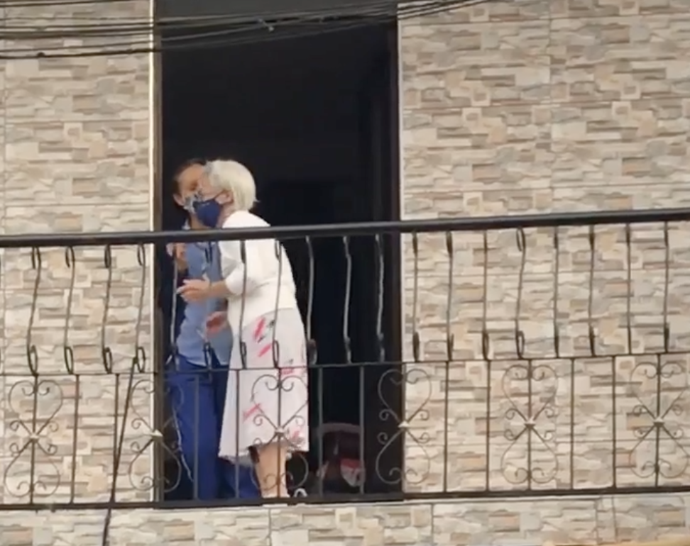 La alegria que despierta en una anciana la protesta social