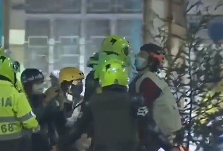 VIDEO: Brutal agresión de policías a Defensor de Derechos Humanos en Soacha