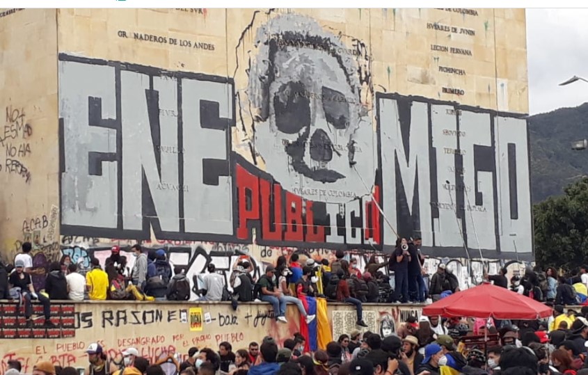 Los jóvenes declaran a Uribe Enemigo Publico