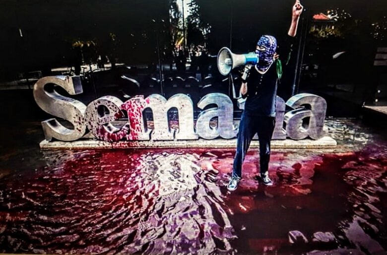 La protesta llegó hasta el edificio de Semana