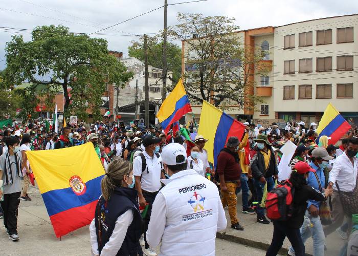 Paro prolongado, abusos policiales, bloqueos y coronavirus asfixian a los colombianos