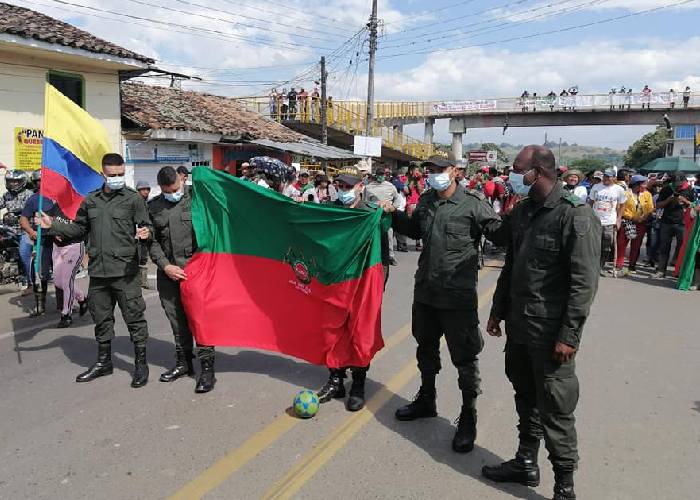 Indígenas y policías se enfrentaron en el Cauca... pero en un partido de fútbol