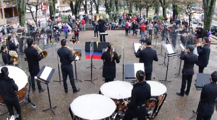  - Con música, la OFB salió a la calle para manifestarse por la no violencia