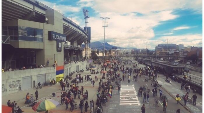 Foto de manifestaciones frente al estadio el campín - No a la Copa América: los hinchas se reúnen frente al Campín en señal de rechazo al torneo