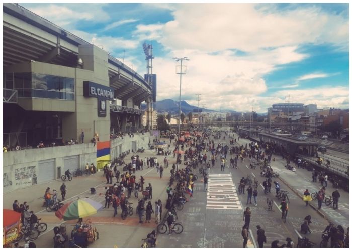 No a la Copa América: los hinchas se reúnen frente al Campín en señal de rechazo al torneo