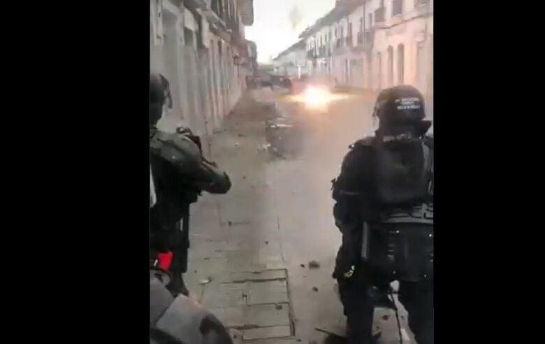Inhumano ataque del ESMAD a manifestantes desarmados en Popayan. VIDEO -  Las2orillas