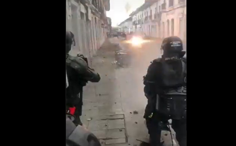 Inhumano ataque del ESMAD a manifestantes desarmados en Popayan. VIDEO