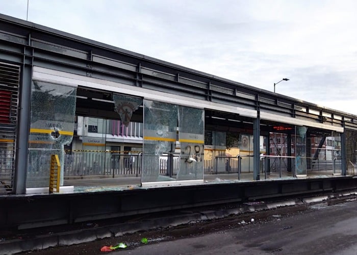 Foto de Estacion Nariño con los vidrios rotos
