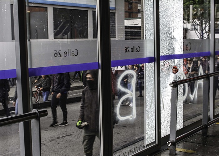 Foto de la estación Calle 26 con vidrios rotos y grafiteada