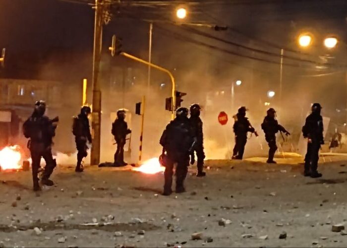 Dan terror: veinte policias atacan y se llevan a periodista en Bogotá
