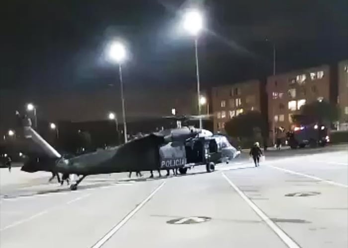 Helicóptero Blackhawk de guerra aterriza en el corazón de Bogotá