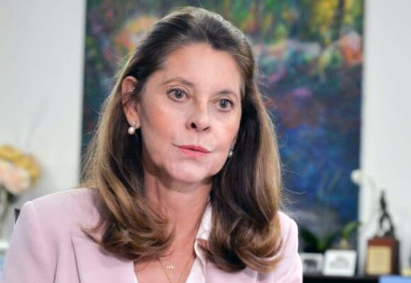 La nueva canciller empieza en EEUU su tarea de apagar incendios internacionales