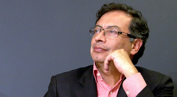 Petro visto desde la izquierda