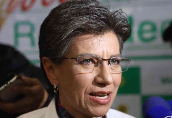 Claudia López vuelve a tratar como una basura a un periodista
