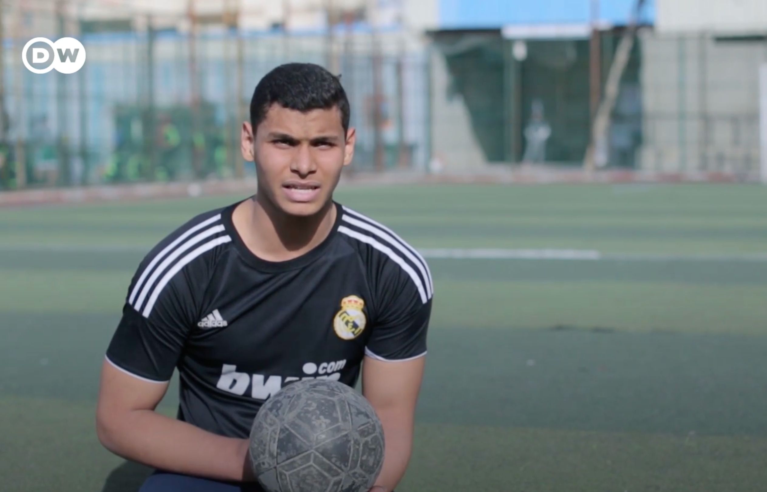 Video: El joven jugador de fútbol que no tiene piernas