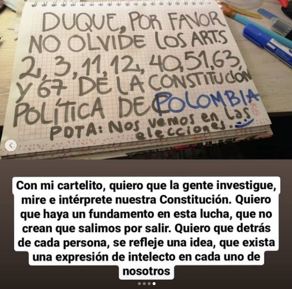 Foto de cartel de protesta de Paola Parra