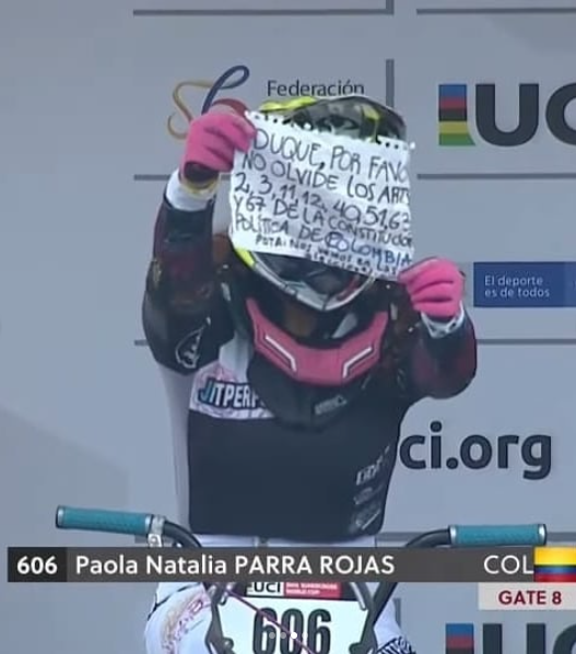 Foto de Paola Parra protestando antes de empezar la competencia
