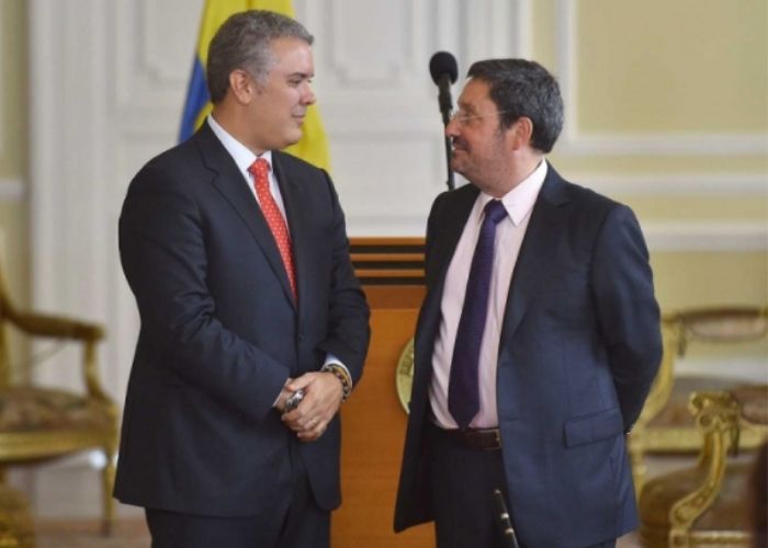 A pesar del respaldo de la canciller, Francisco Santos deja la embajada en Washington