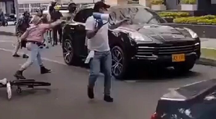  - “Señor Henry, buenos días, cuéntenos, ¿cómo le amaneció su Porsche?”