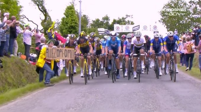 La estupidez de un aficionado provocó una caída masiva en el inicio del Tour de Francia