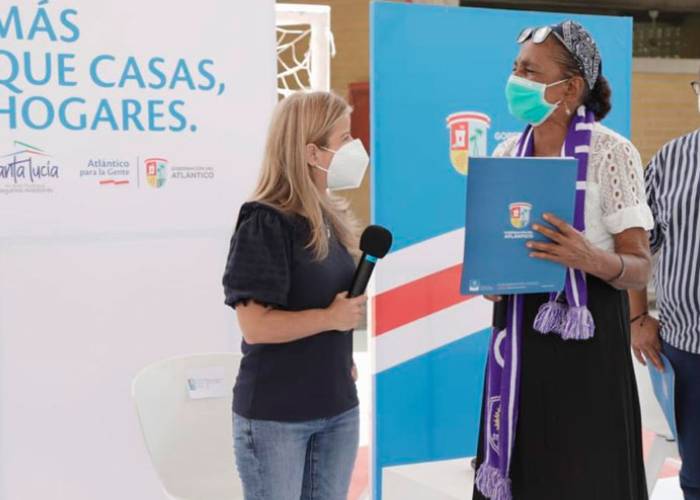 Gobernación del Atlántico entrega 426 títulos de vivienda a familias de Santa Lucía y Usiacurí