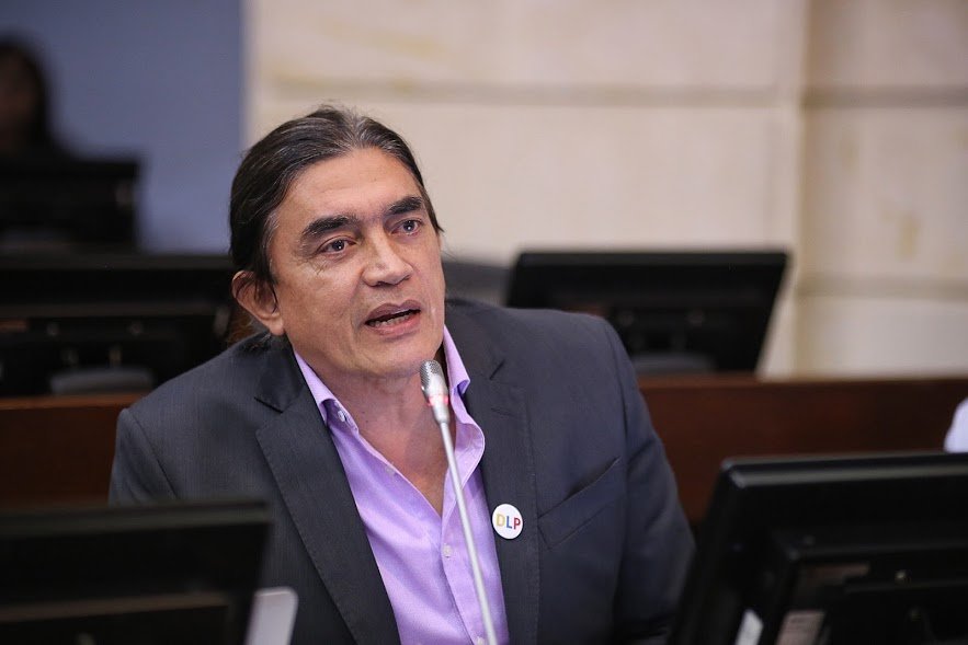 La irresponsabilidad de Gustavo Bolivar: veía el partido de Millonarios durante la plenaria del Senado