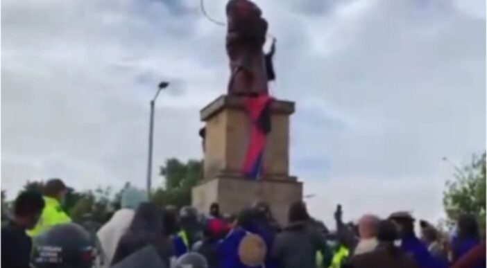  - Las dos estatuas con las que no pudieron los Misak