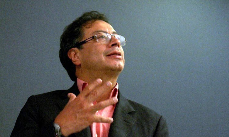 Petro golpea primero