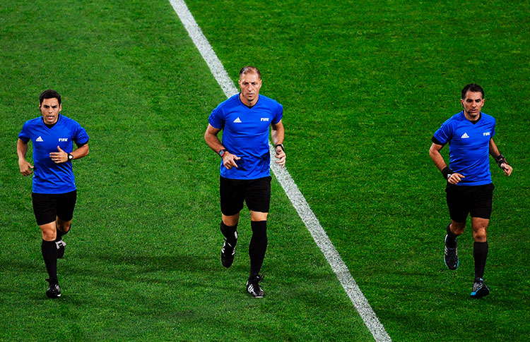 El árbitro Pitana y el VAR al banquillo: juez de Bogotá les pide cuentas