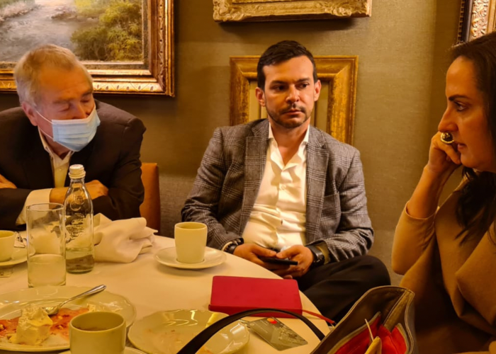 Acercamientos, con almuerzo incluido, de María F. Cabal con el Partido Conservador