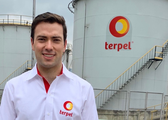 Esteban Santos se quita la camiseta de Terpel