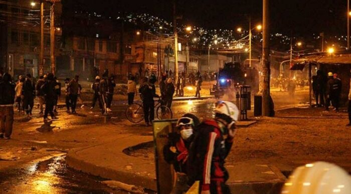  - Protestantes saquean funeraria y usan ataúdes de escudo en Bogotá